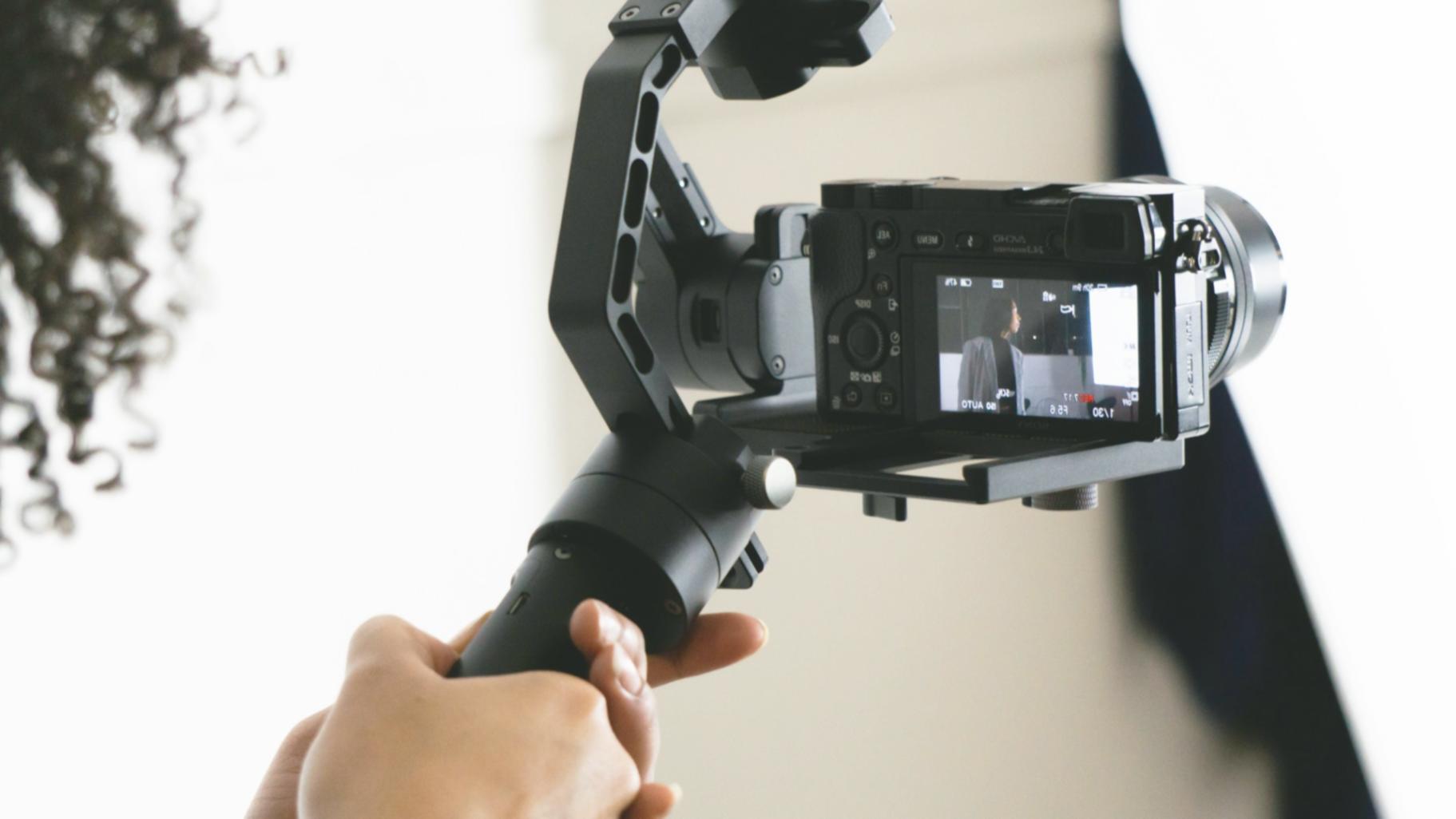 Professionelles Audio-Editing-Setup mit mehreren Monitoren