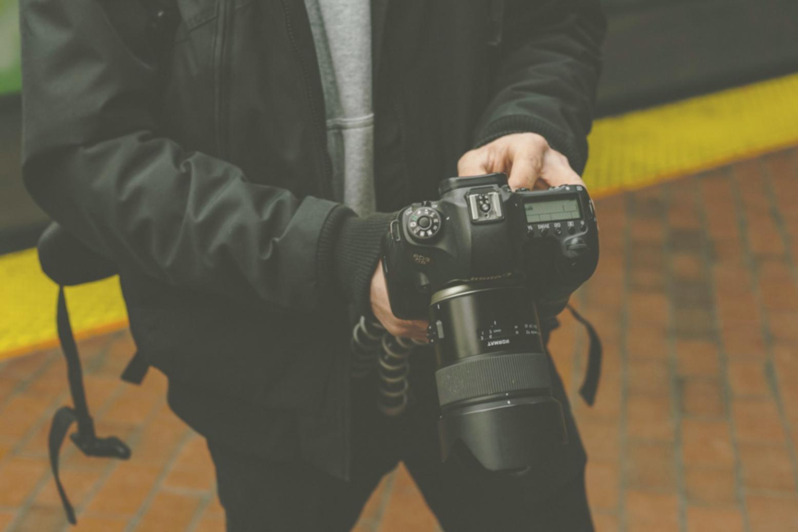 Audio-Editing-Software mit Wellenformen auf dem Bildschirm