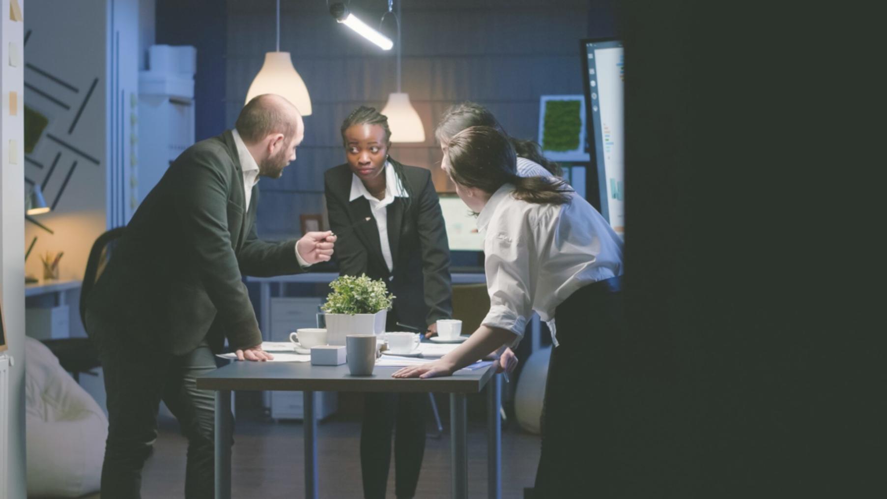 Professionelles Mikrofon und Audio-Interface im Studio