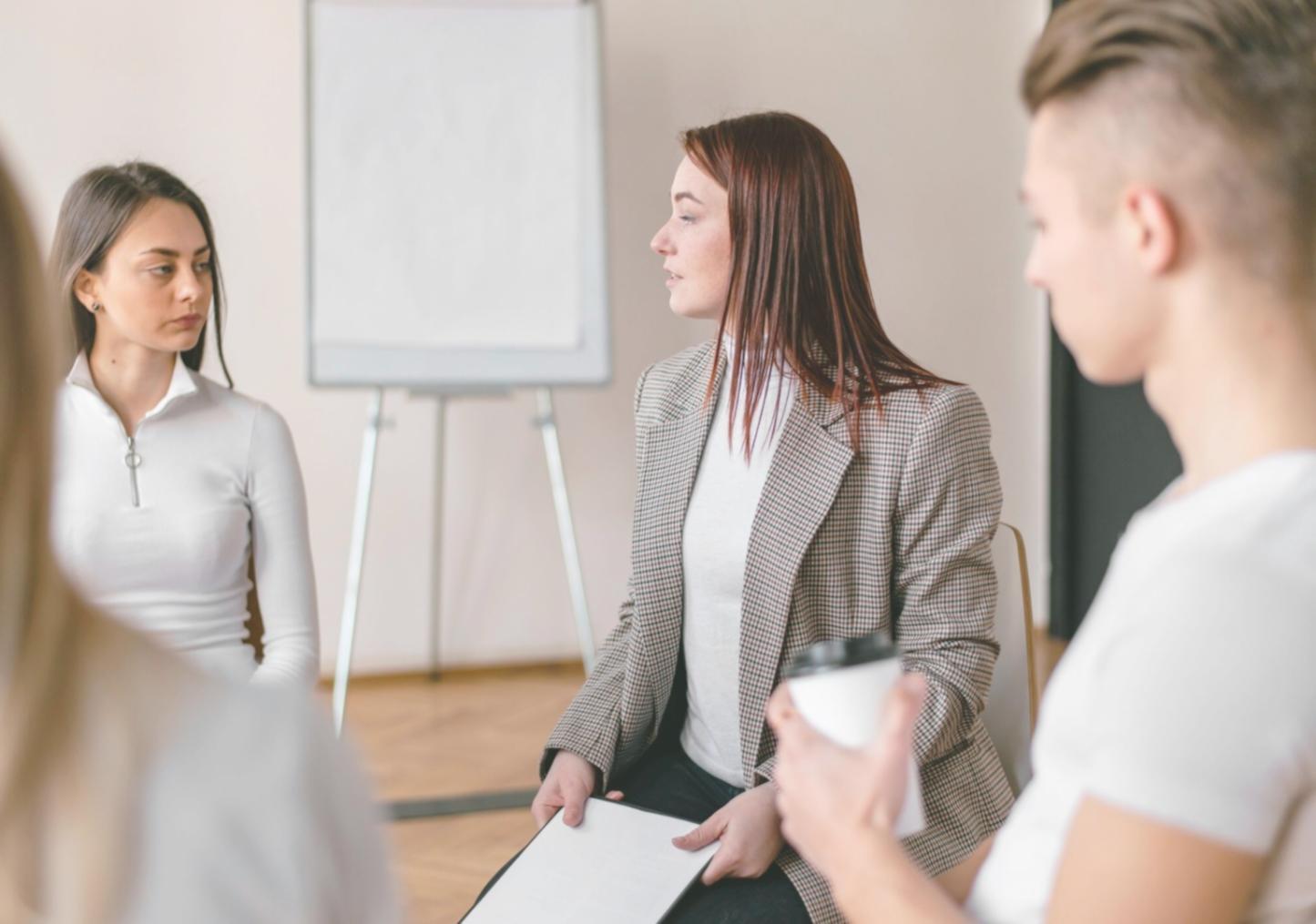 Audio-Bearbeitungsworkshop mit professionellen Teilnehmern an Workstations