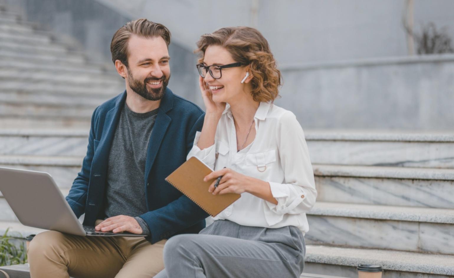 Professionelles Audio-Setup für Videobearbeitung mit Mischpult und Monitoren